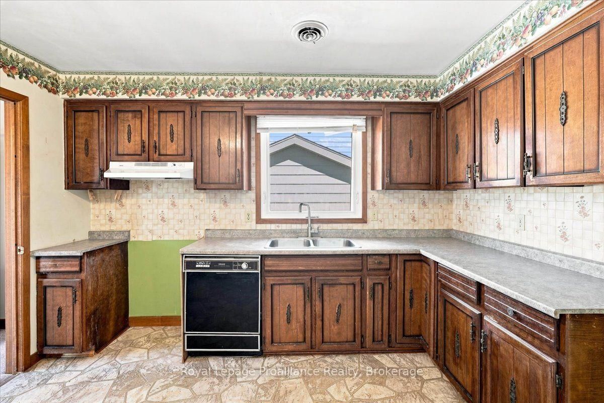 28 Kensington Crescent • Belleville, ON photo 18