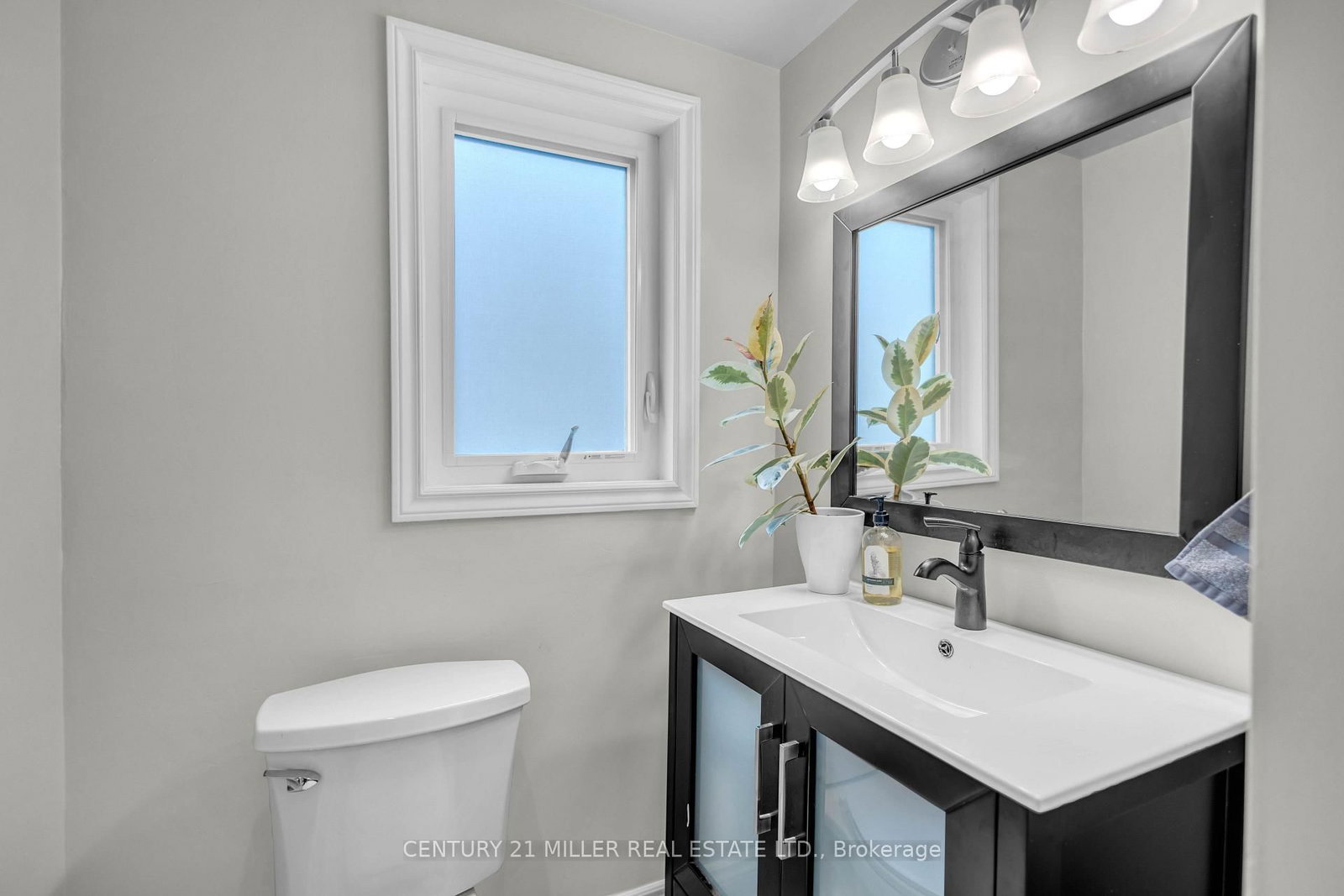 16 Wexford Avenue N • Hamilton, ON photo 14
