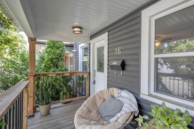 16 Wexford Avenue N • Hamilton, ON photo 2