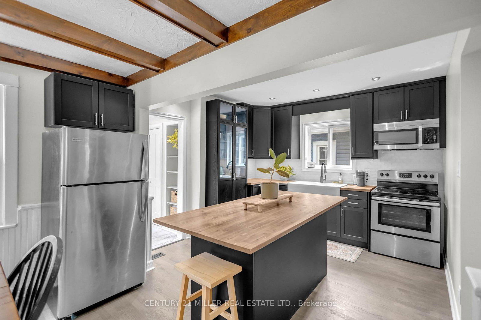 16 Wexford Avenue N • Hamilton, ON photo 8