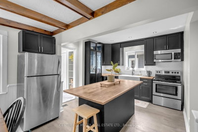 16 Wexford Avenue N • Hamilton, ON photo 8
