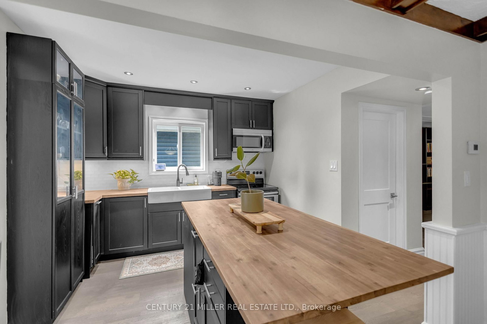 16 Wexford Avenue N • Hamilton, ON photo 9