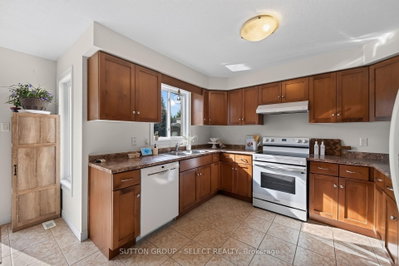 3 Fieldstone Crescent N • Middlesex Centre, ON photo 8
