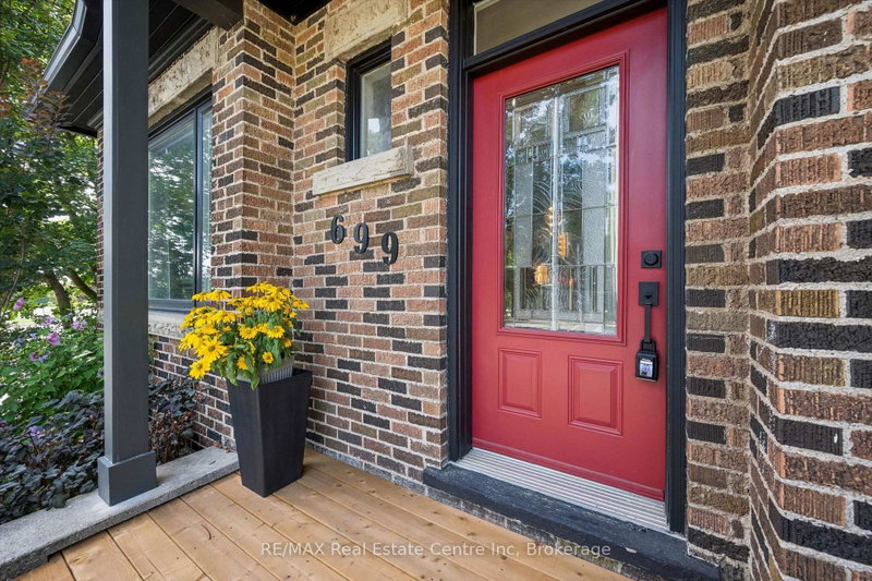 699 ST ANDREW Street W