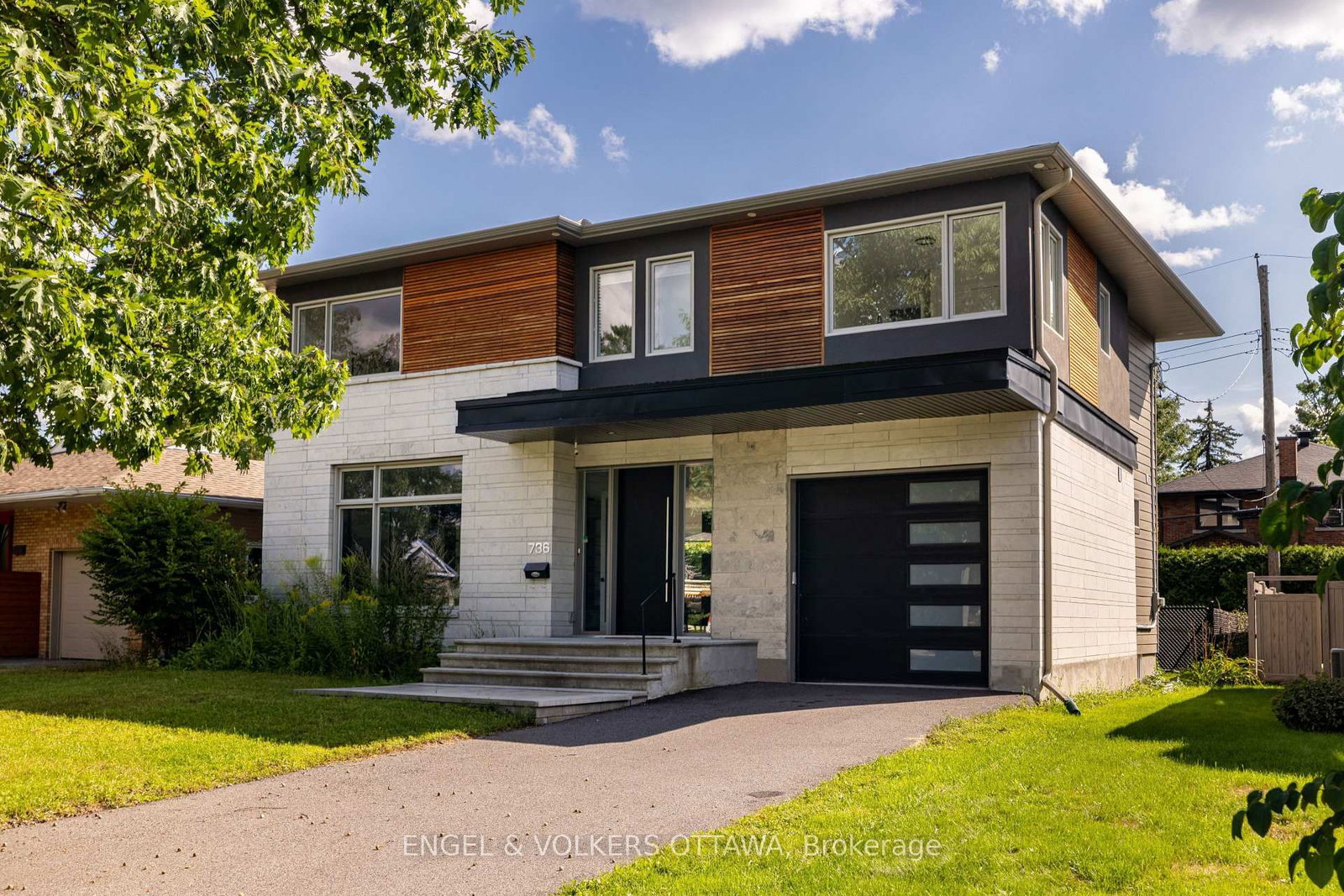 736 Sherbourne Road • Ottawa, ON photo 2