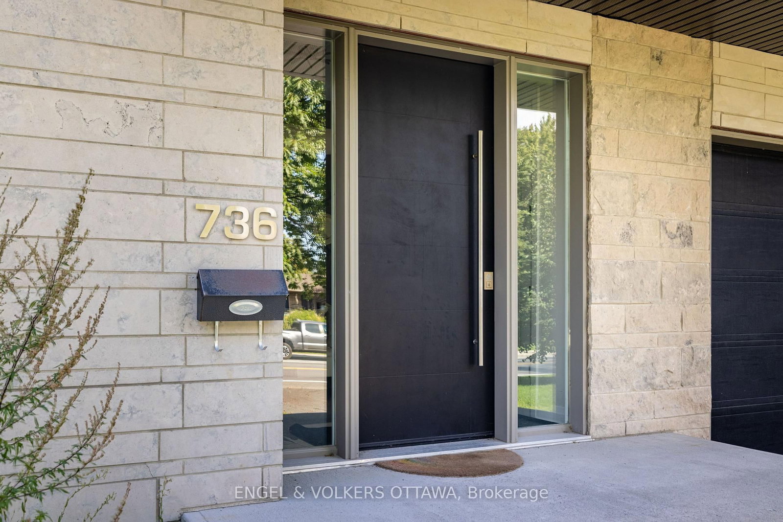 736 Sherbourne Road • Ottawa, ON photo 3
