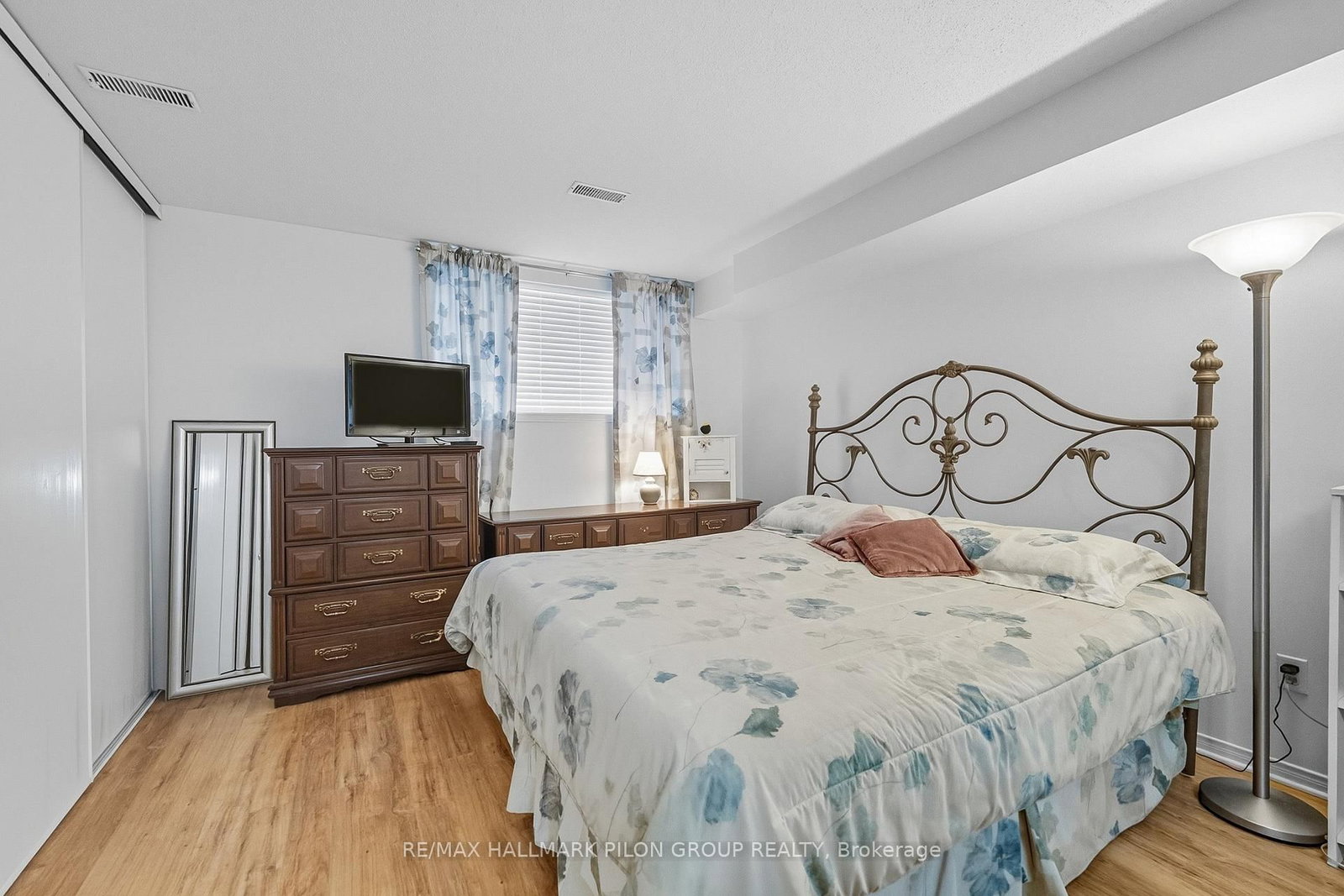 10 Lakepointe Drive • Orleans, ON photo 12