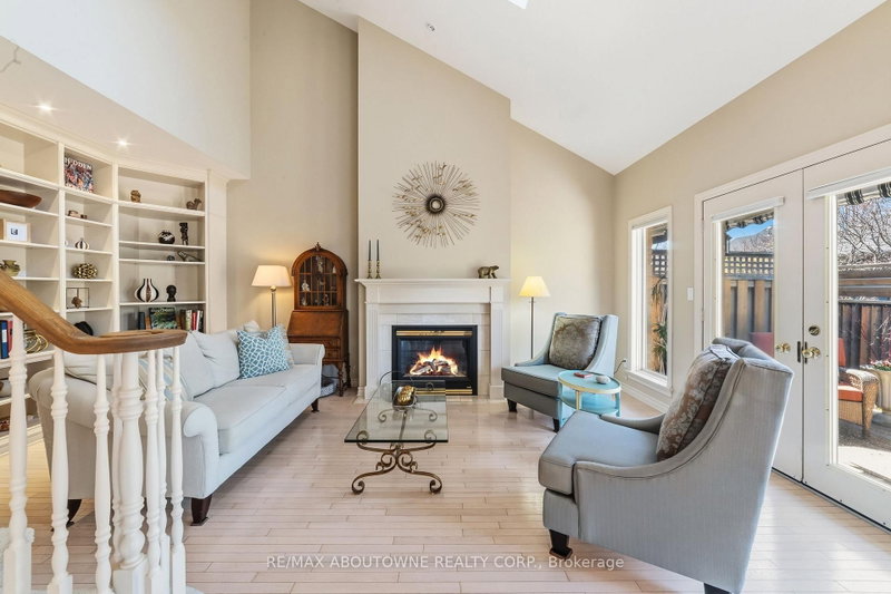 575 Simcoe St photo 5