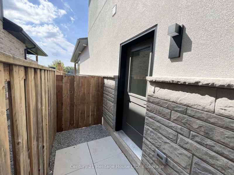 LOWER Unit - 99A Moffatt Street