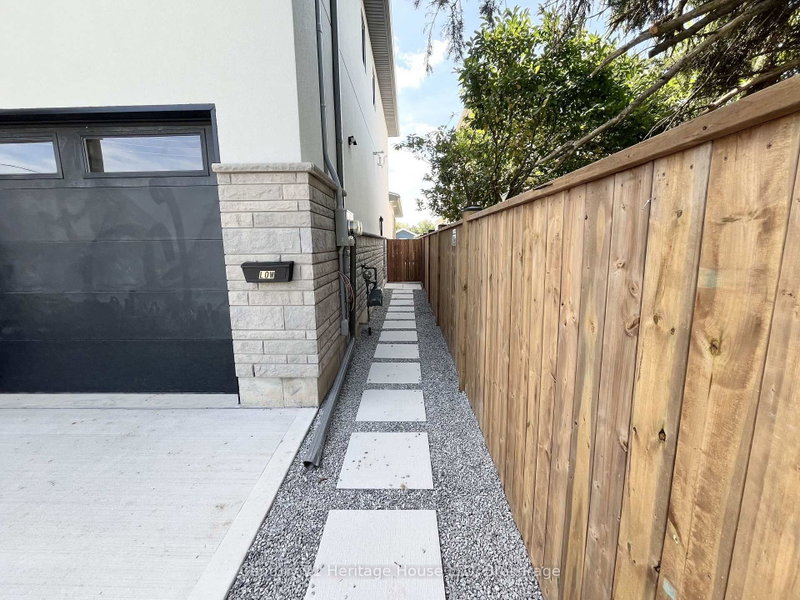 LOWER Unit - 99B Moffatt Street