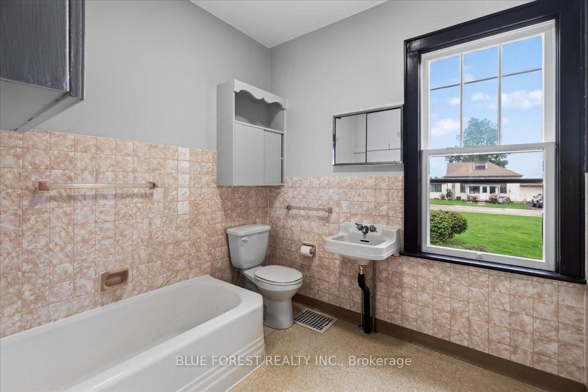 144 Clyde Street • Adelaide Metcalfe, ON photo 16