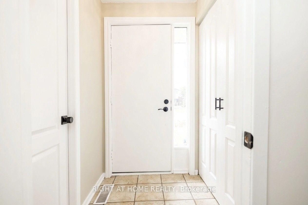 30 Berkshire Way • Barrhaven, ON photo 6