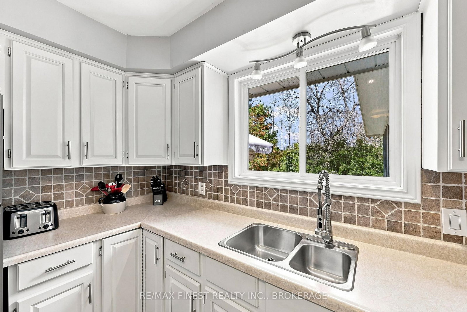 995 Bridge Street W • Greater Napanee, ON photo 15