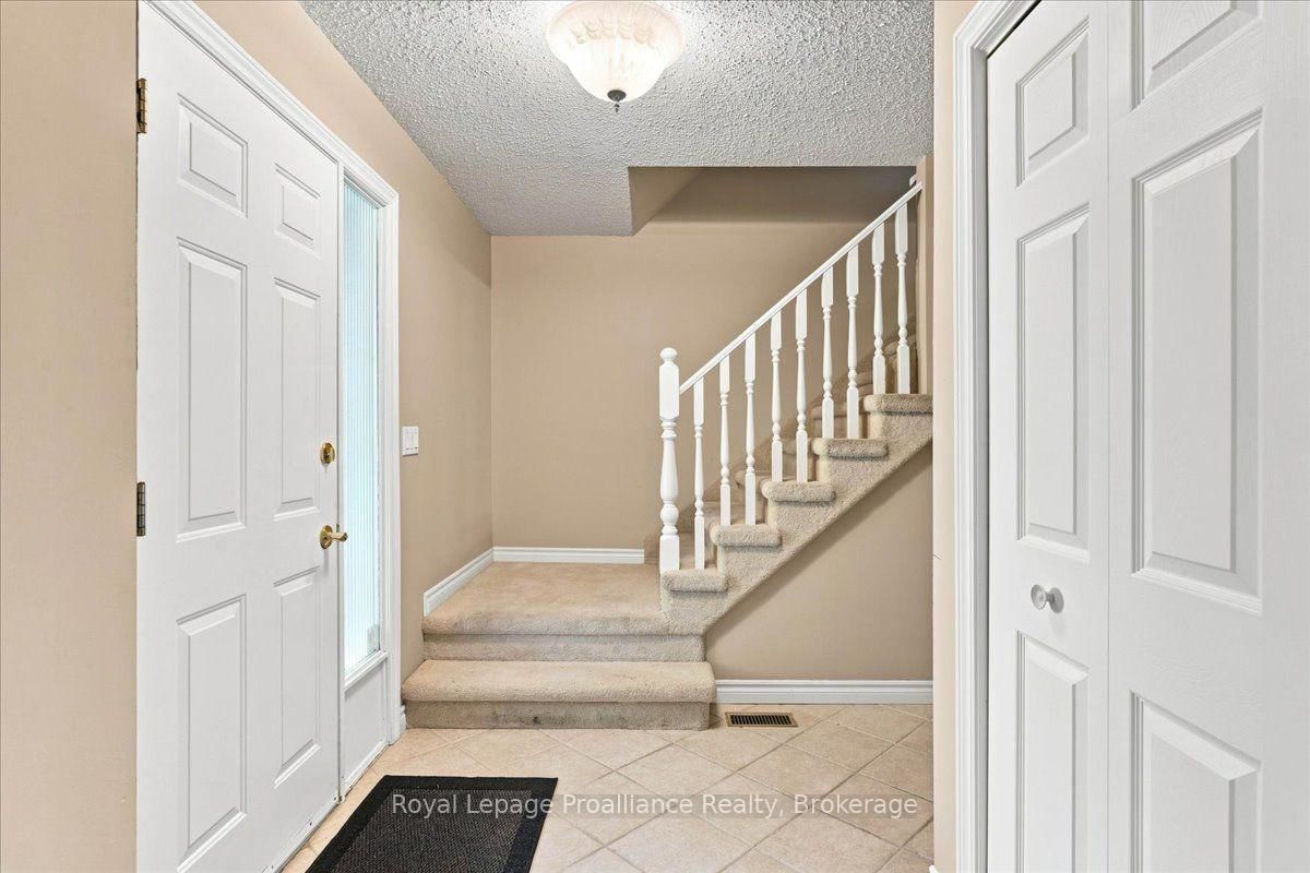 125 Tracey Park Drive • Belleville, ON photo 3
