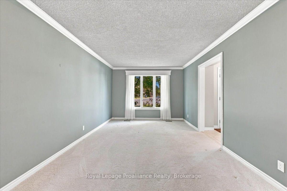 125 Tracey Park Drive • Belleville, ON photo 6