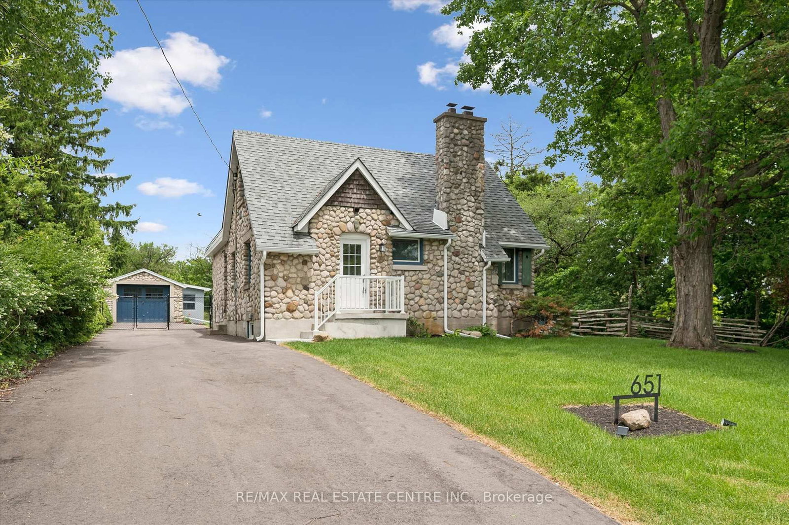 651 Dundas Street S • Cambridge, ON photo 2