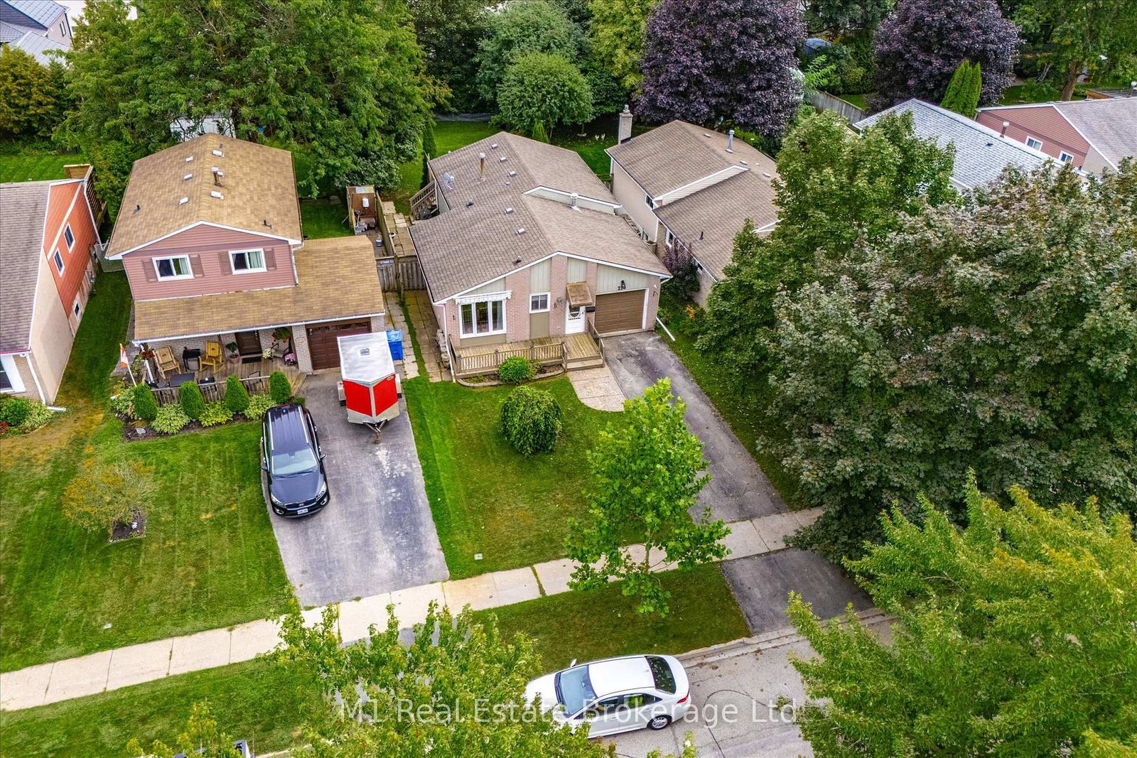 216 Parkside Drive E • Centre Wellington, ON photo 2