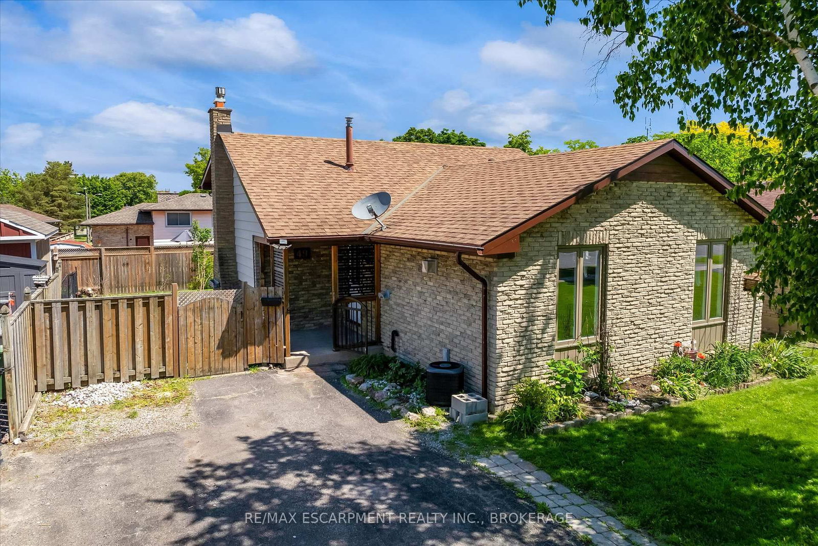 49 Grove Avenue • St. Catharines, ON photo 2