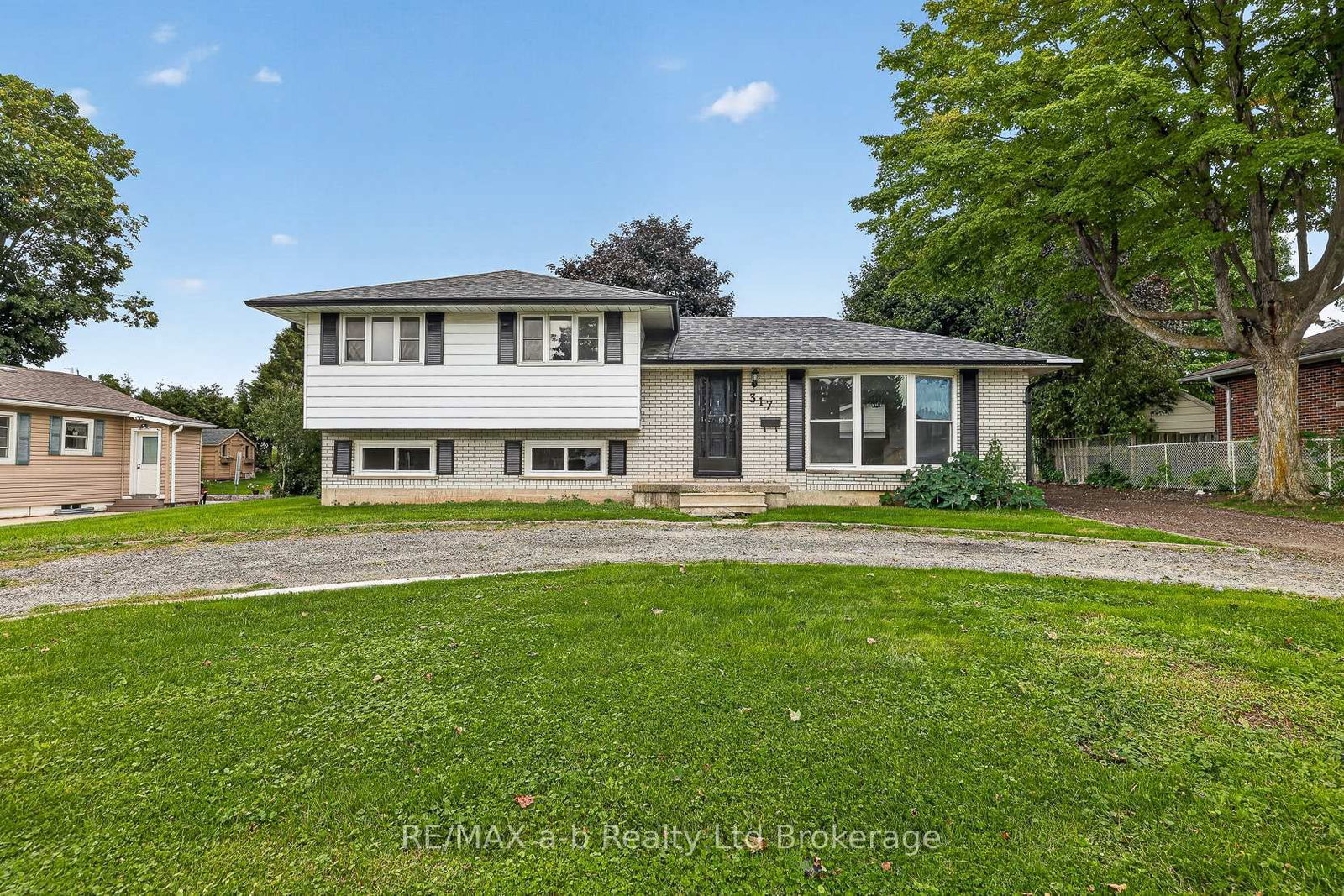 317 Russell Street • Woodstock, ON photo 2