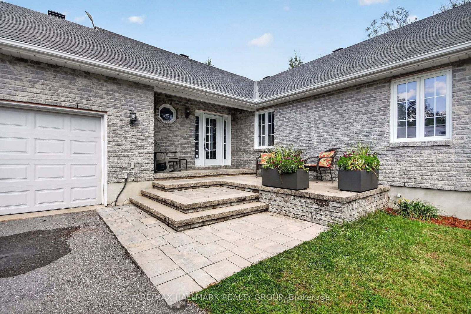 8251 Ranita Crescent • Metcalfe, ON photo 2