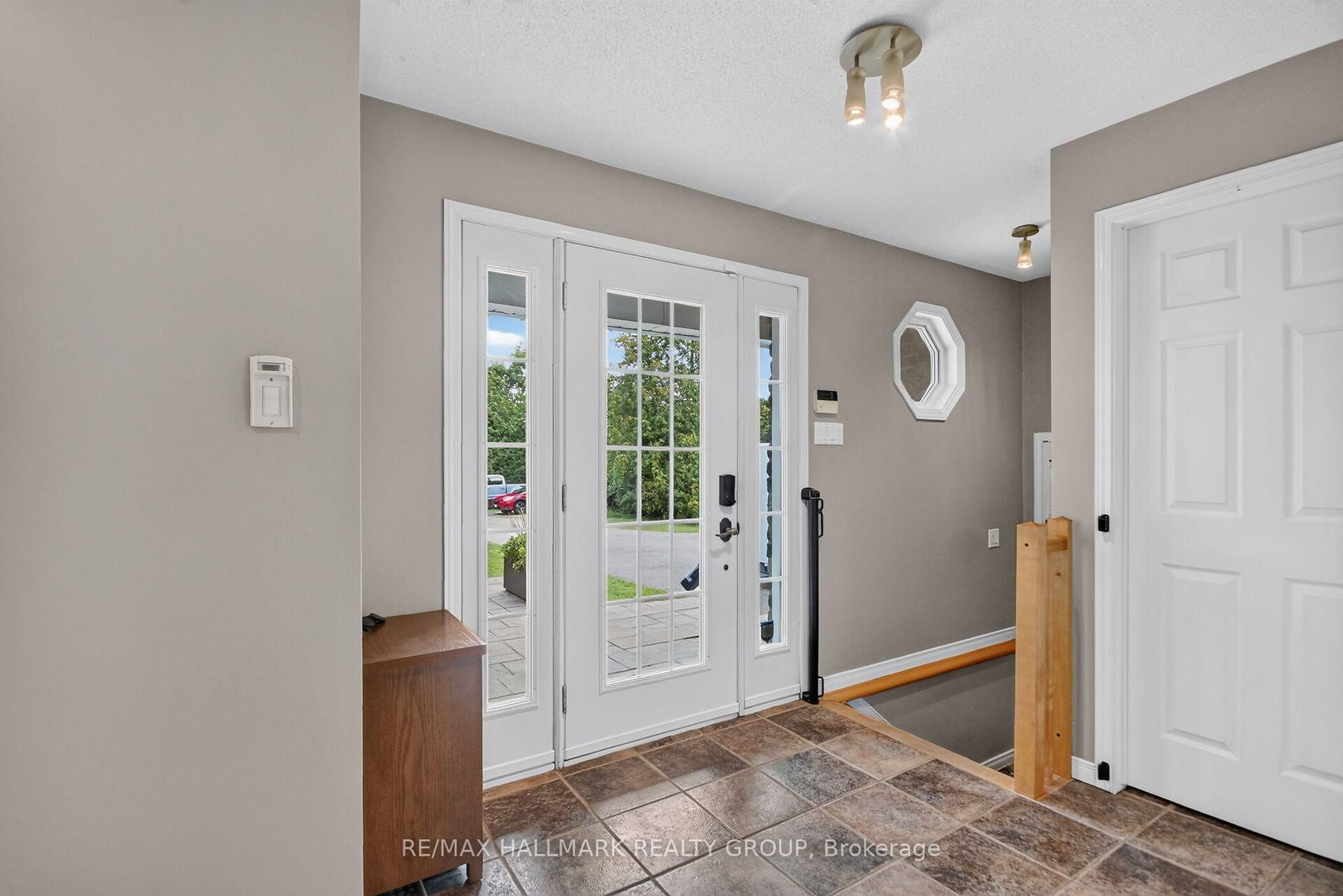 8251 Ranita Crescent • Metcalfe, ON photo 3