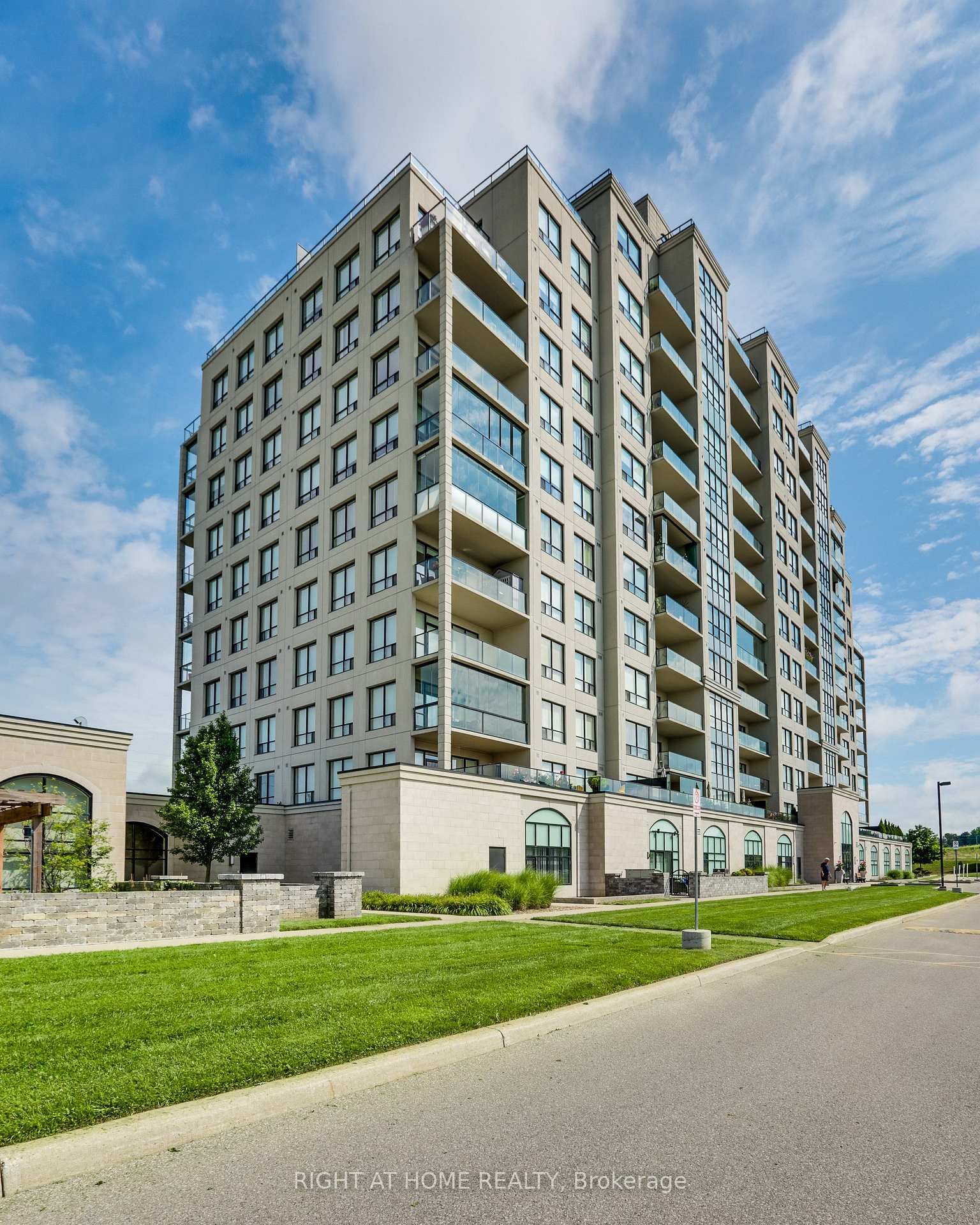 212 - 240 Villagewalk Boulevard, London North