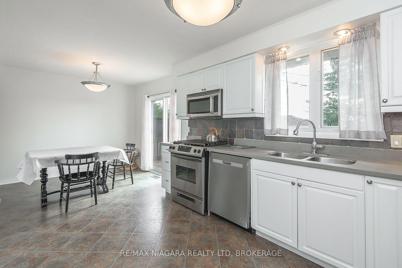 15 Windsor Terrace • Port Colborne, ON photo 10