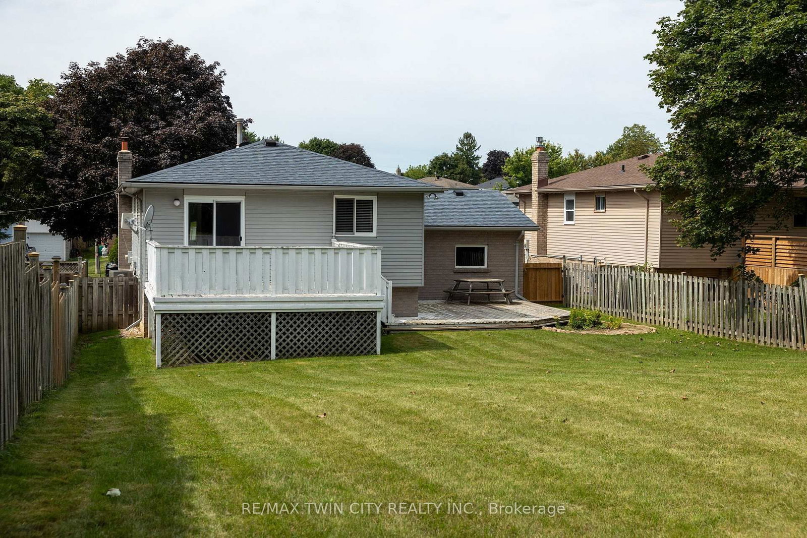 13 FOREST Drive • Brant, ON photo 8