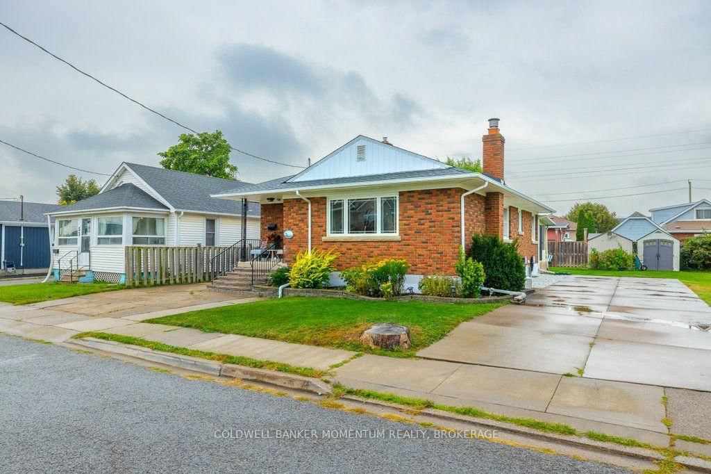 Detached House for sale at 51 Martin Street, Thorold, Ontario, L2V 3X3 - Thorold Downtown - MLS: X13761682