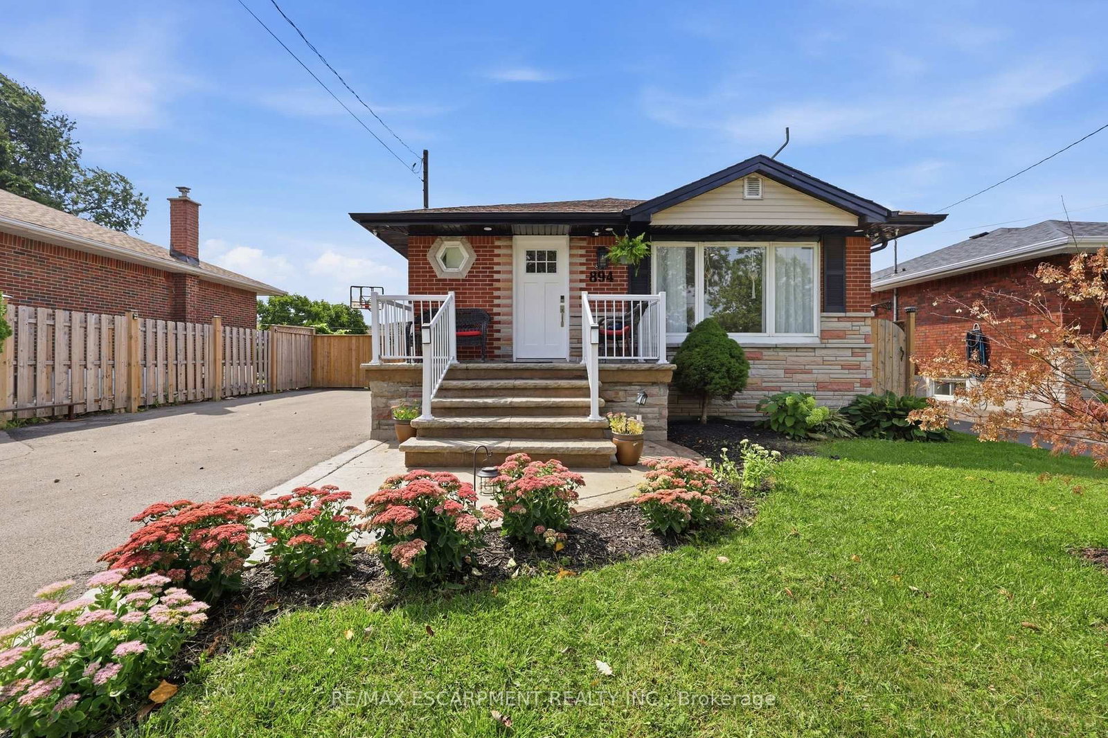 894 Brucedale Avenue E • Hamilton, ON photo 2