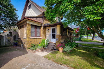 12 Leinster Avenue S • Hamilton, ON photo 2
