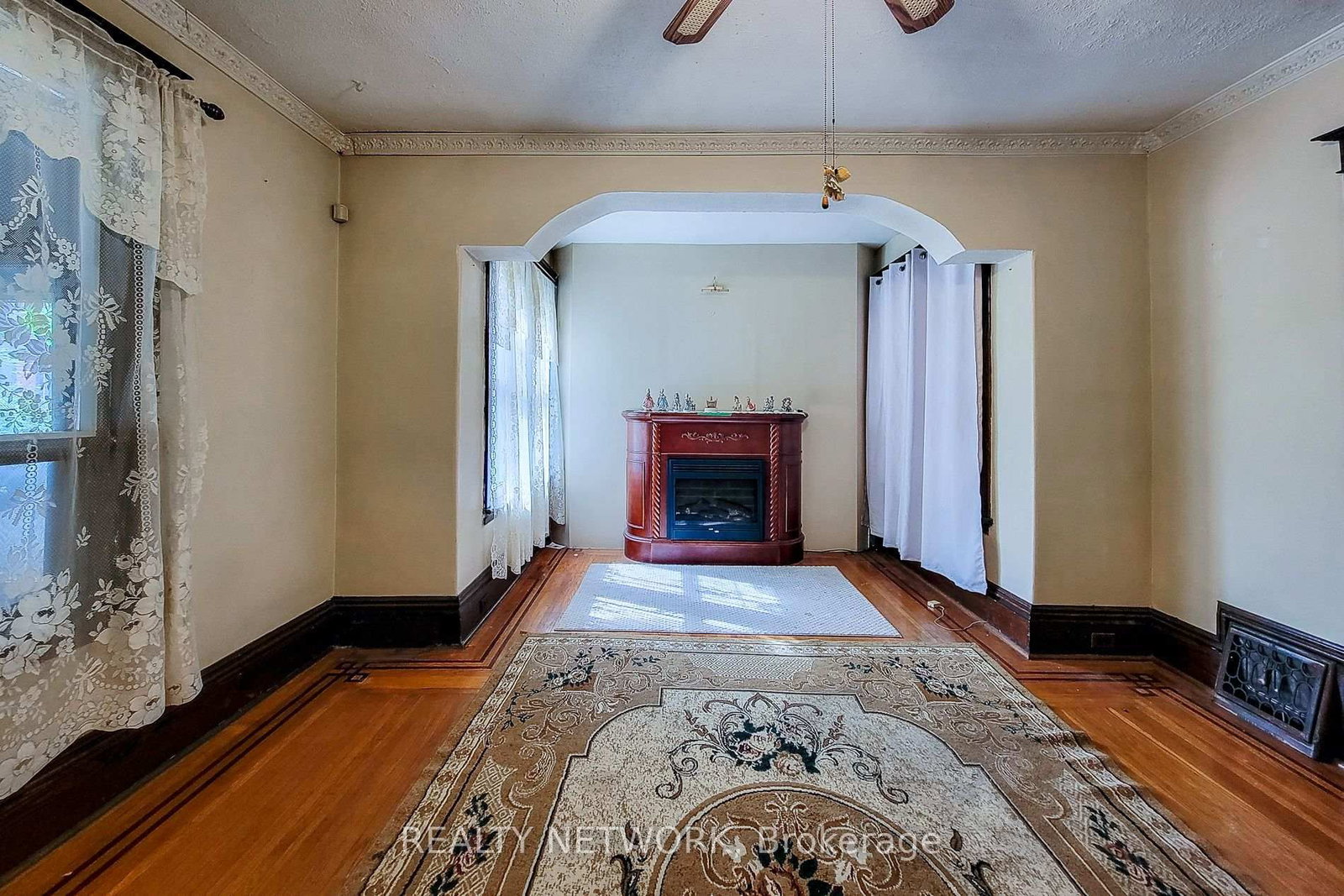 12 Leinster Avenue S • Hamilton, ON photo 8