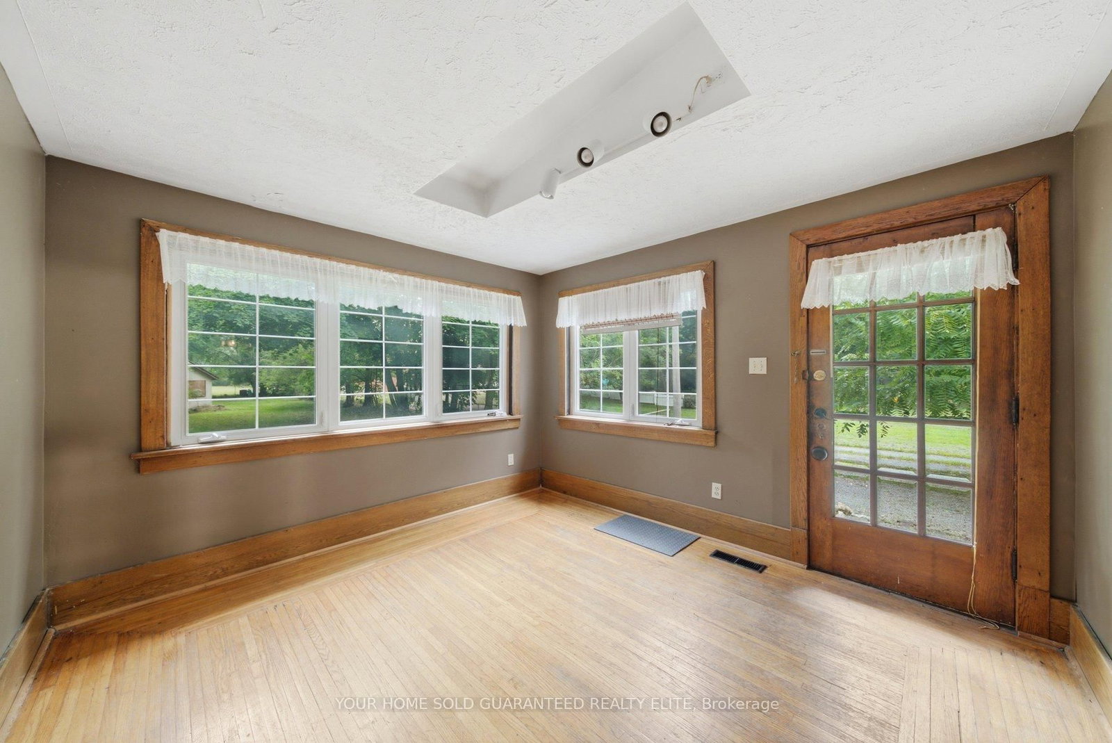 211 Canborough Street • West Lincoln, ON photo 15