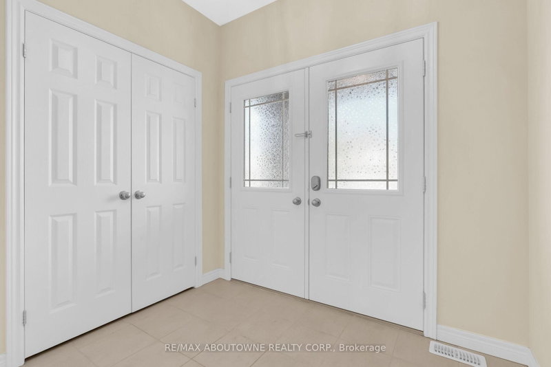 94 Ambrous Cres photo 5