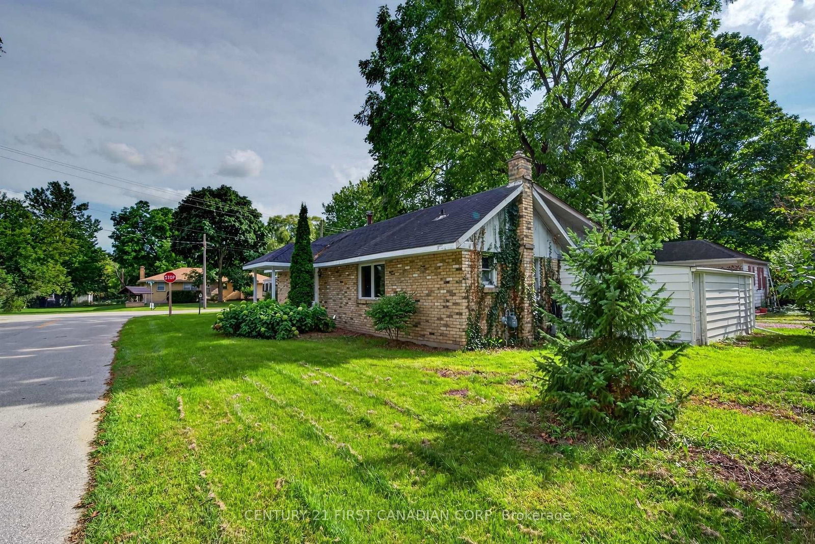 9 Park Crescent • Middlesex Centre, ON photo 4