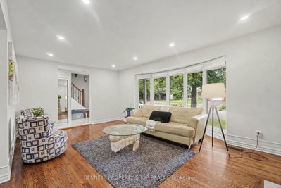 1902 Featherston Drive • Ottawa, ON photo 4