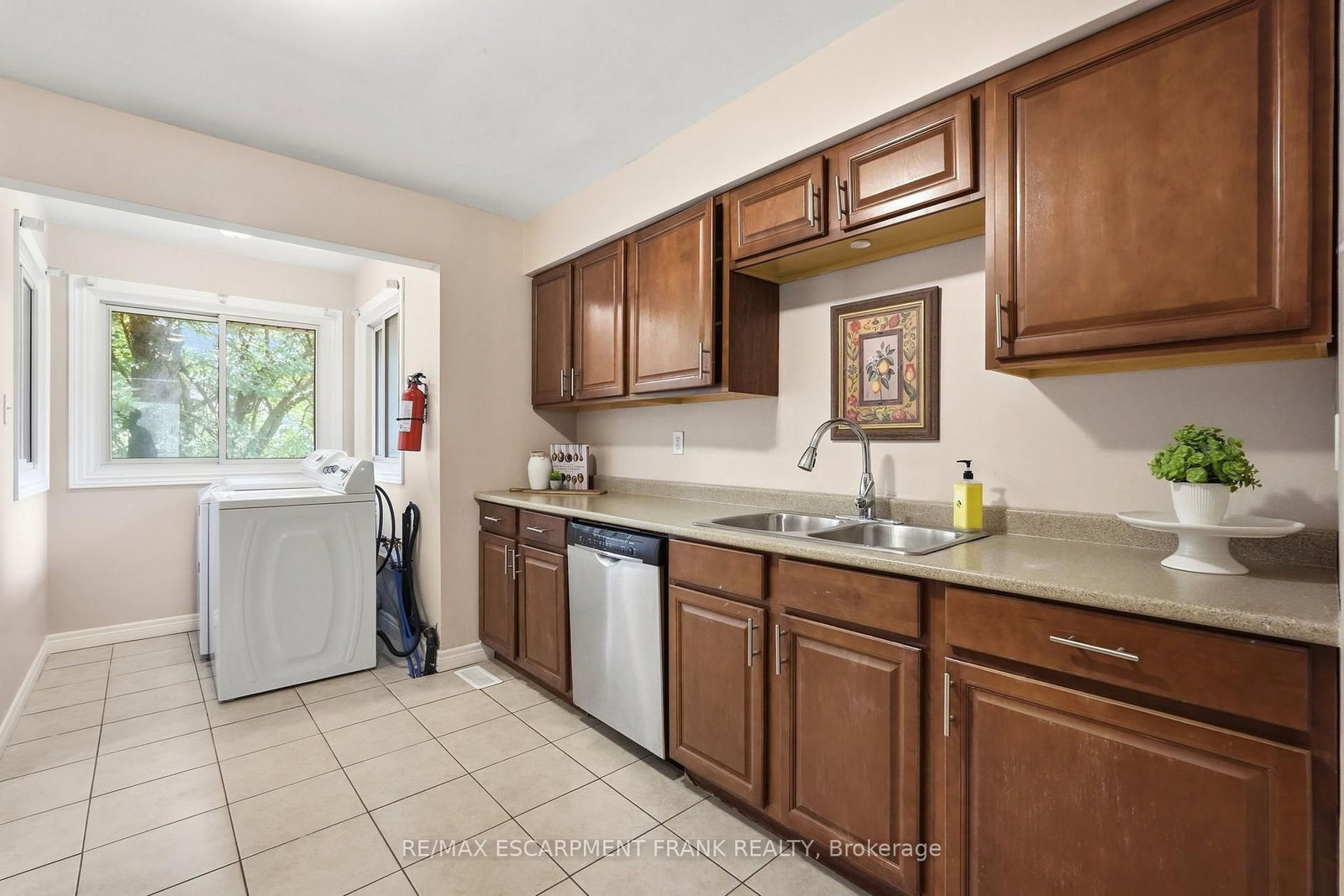 8 EMMING Court • Hamilton, ON photo 10