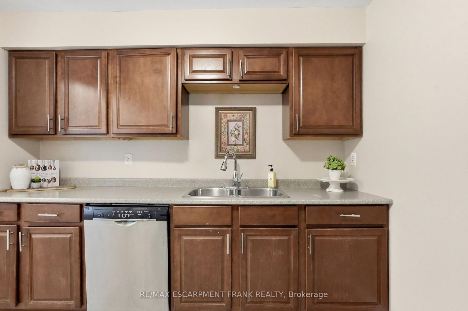 8 EMMING Court • Hamilton, ON photo 11