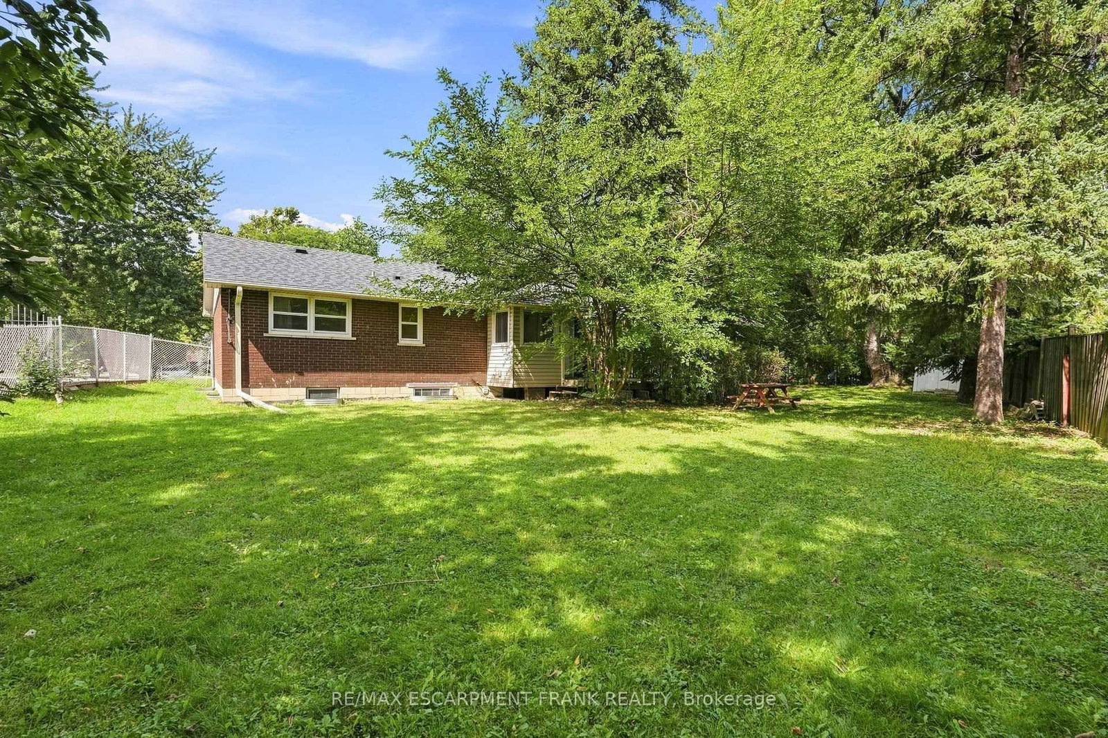 8 EMMING Court • Hamilton, ON photo 3