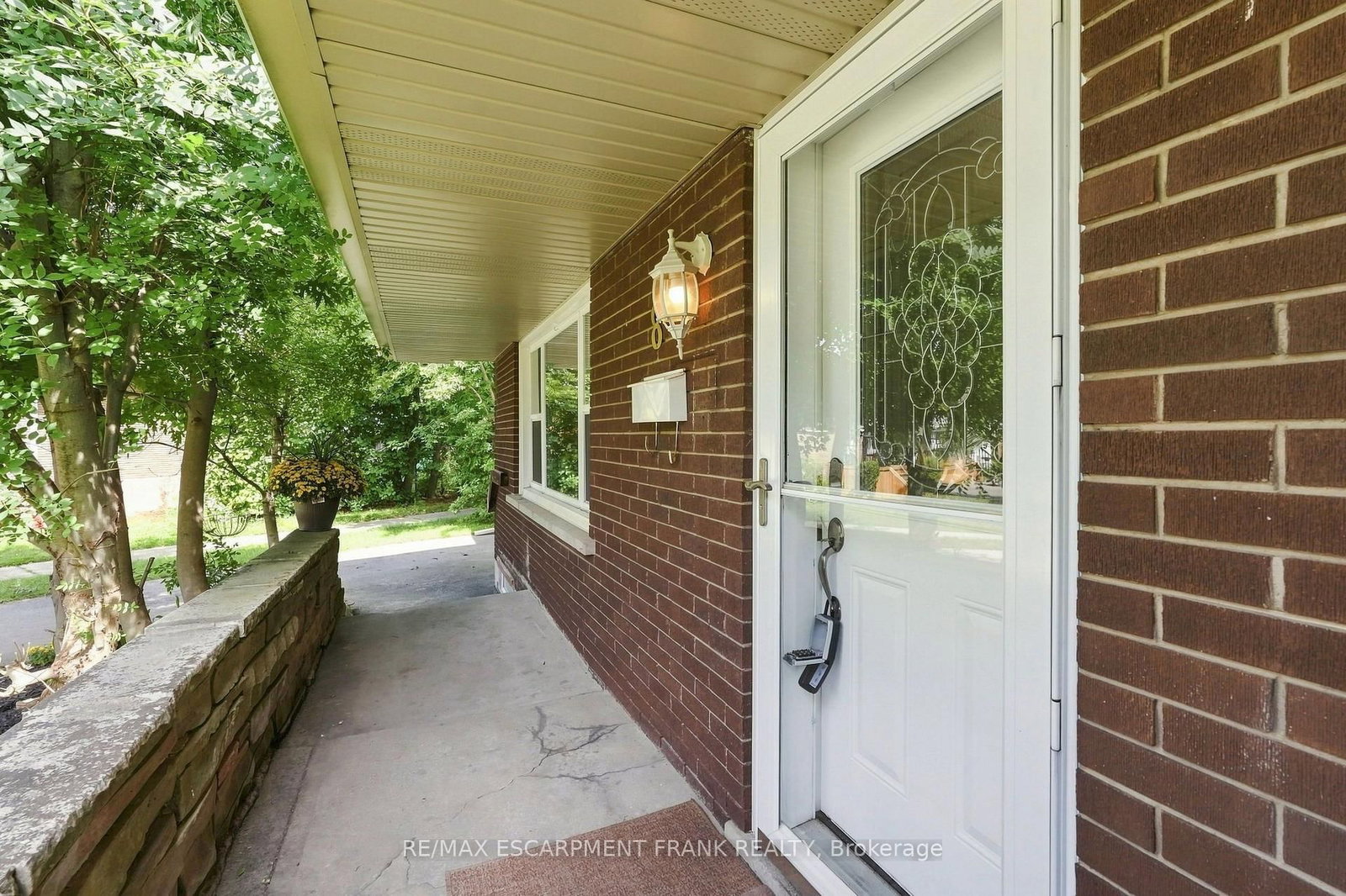 8 EMMING Court • Hamilton, ON photo 4