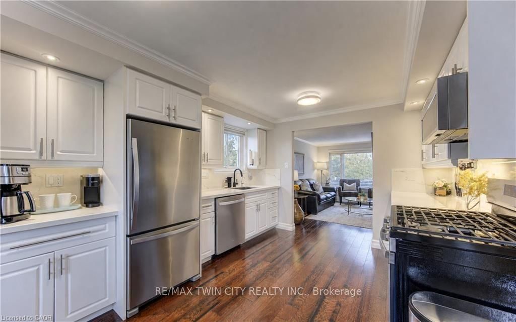 11 WOODBOROUGH Place • Cambridge, ON photo 6