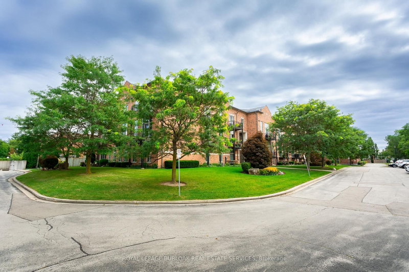 111 - 262 Dundas Street E