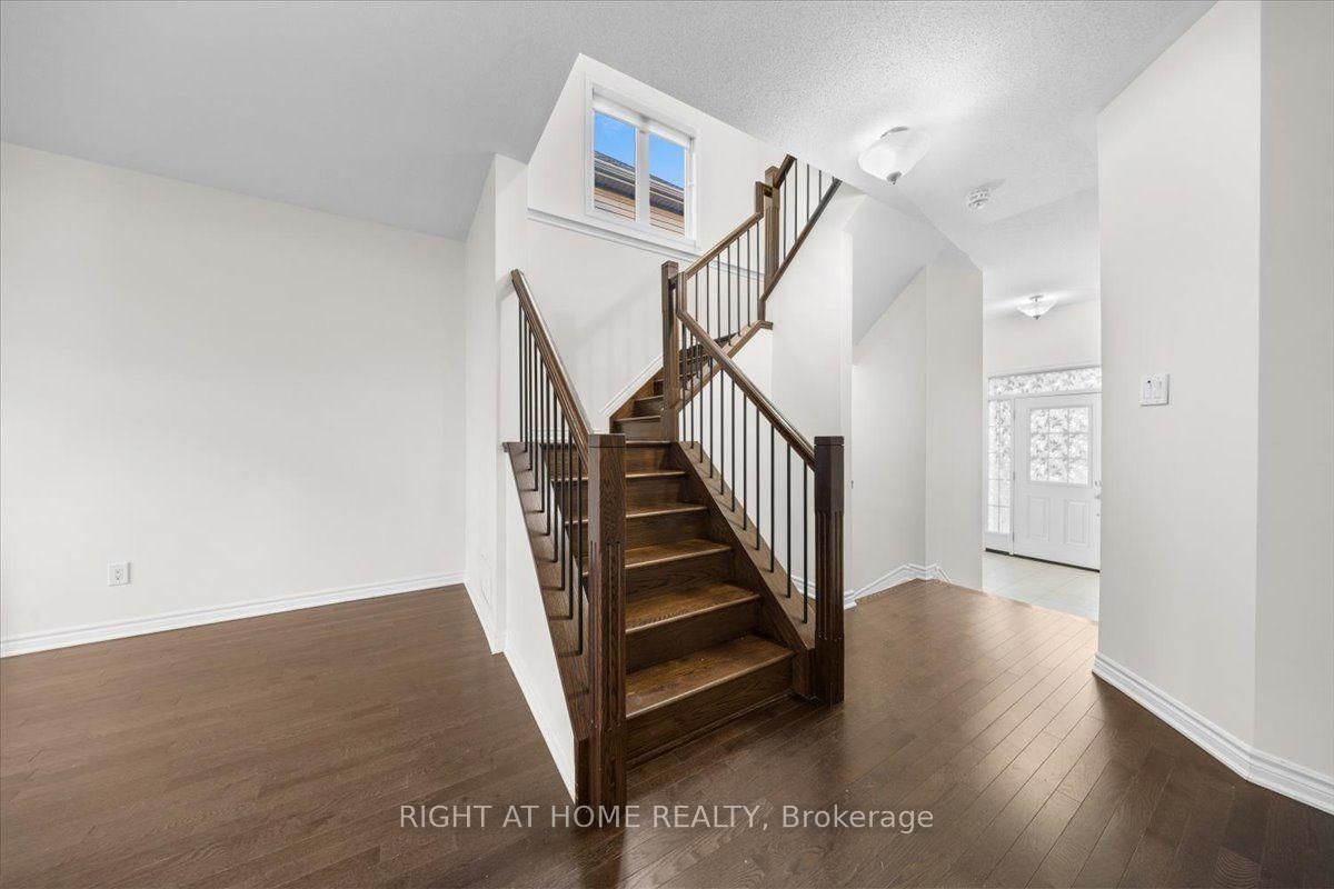 605 Silver Spruce Way • Ottawa, ON photo 18