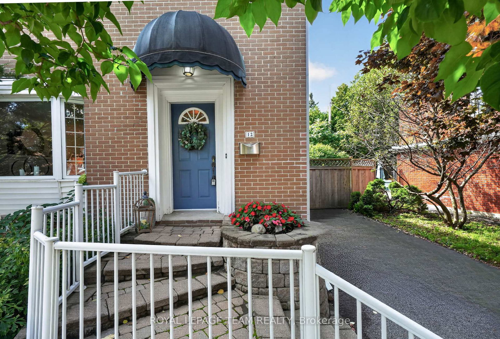 12 Lenore Place • Ottawa, ON photo 2