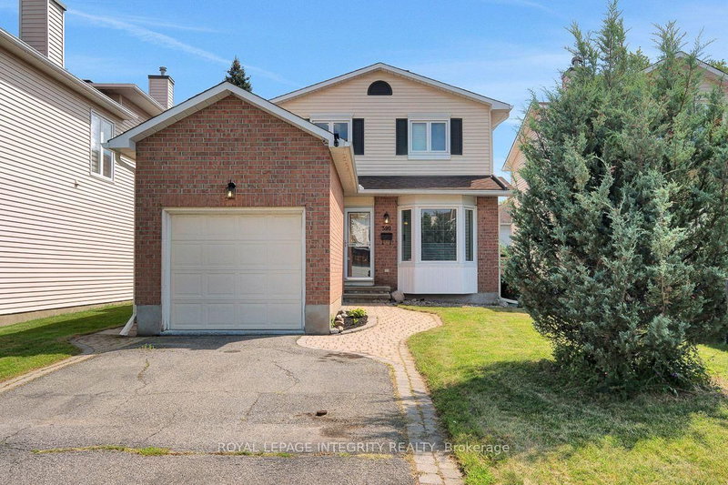 390 Oaklawn Crescent