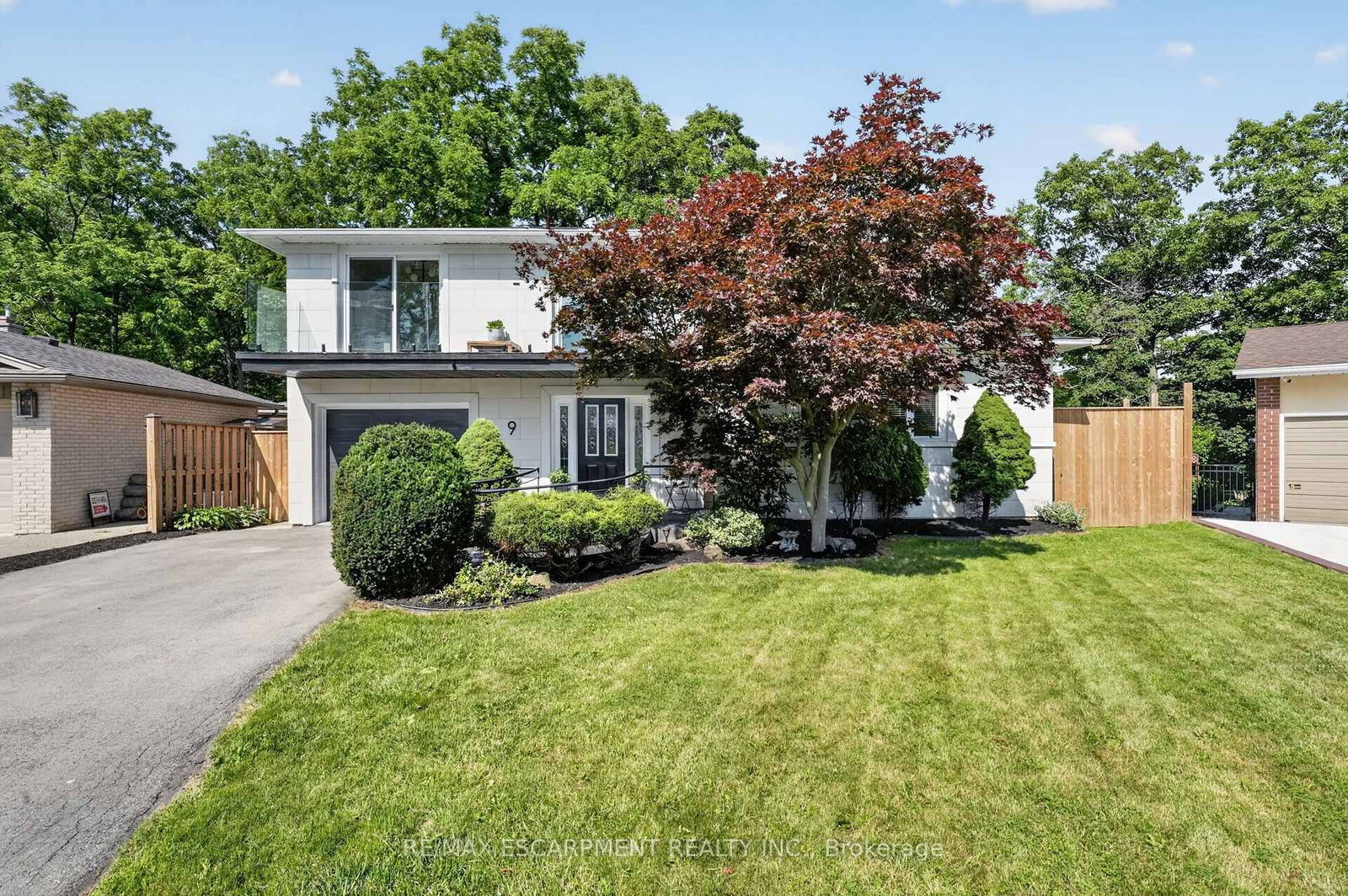 9 Leslie Drive • Hamilton, ON photo 2