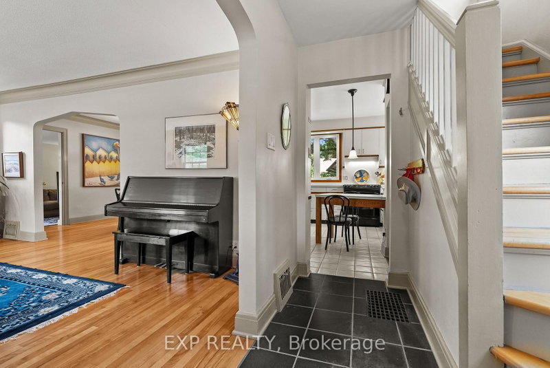 579 Broadview Ave photo 4