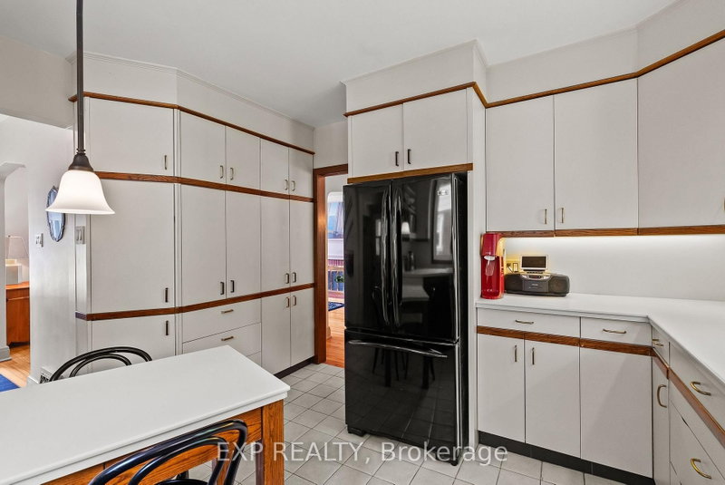 579 Broadview Ave photo 5
