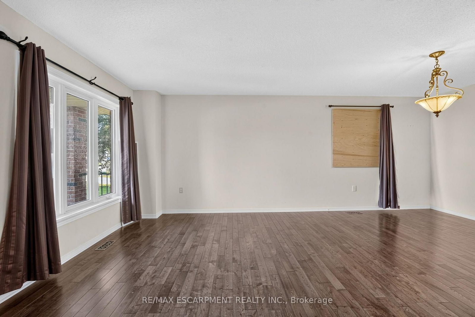 Detached House sold at 1501 Upper Sherman Avenue, Hamilton, Ontario, L8W 0B9 - Rushdale - MLS: X13763558