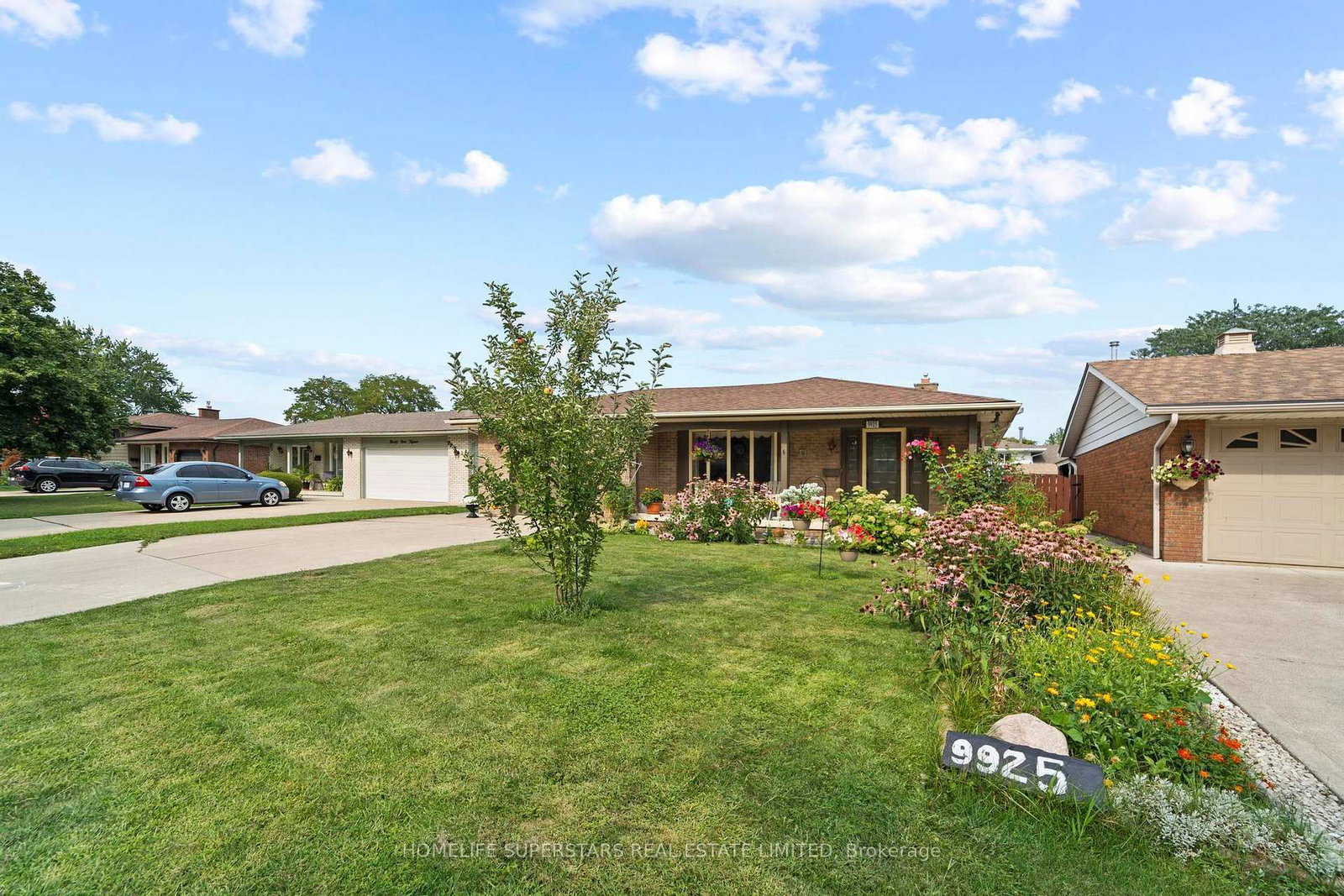 9925 Holly Crescent • Windsor, ON photo 2